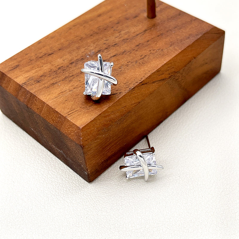 ZHONGTAI Sweet and little fresh earrings 13.3mmx10.3mm Diamond earrings, new trendy earrings, niche design, high-end feel earrings