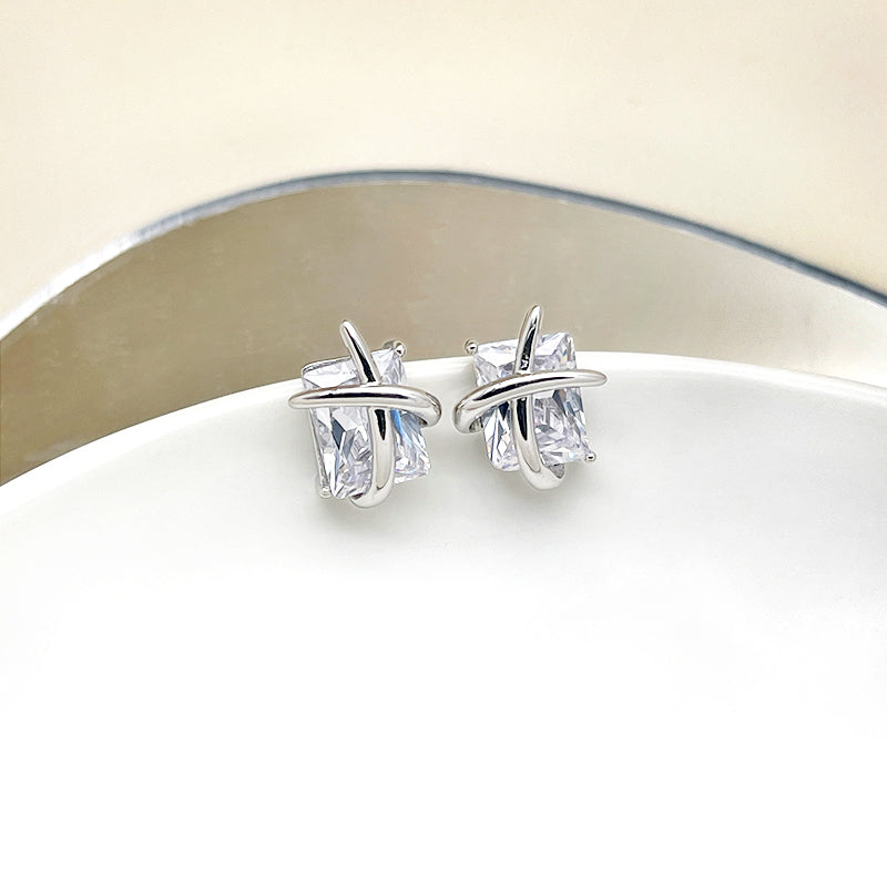 ZHONGTAI Sweet and little fresh earrings 13.3mmx10.3mm Diamond earrings, new trendy earrings, niche design, high-end feel earrings